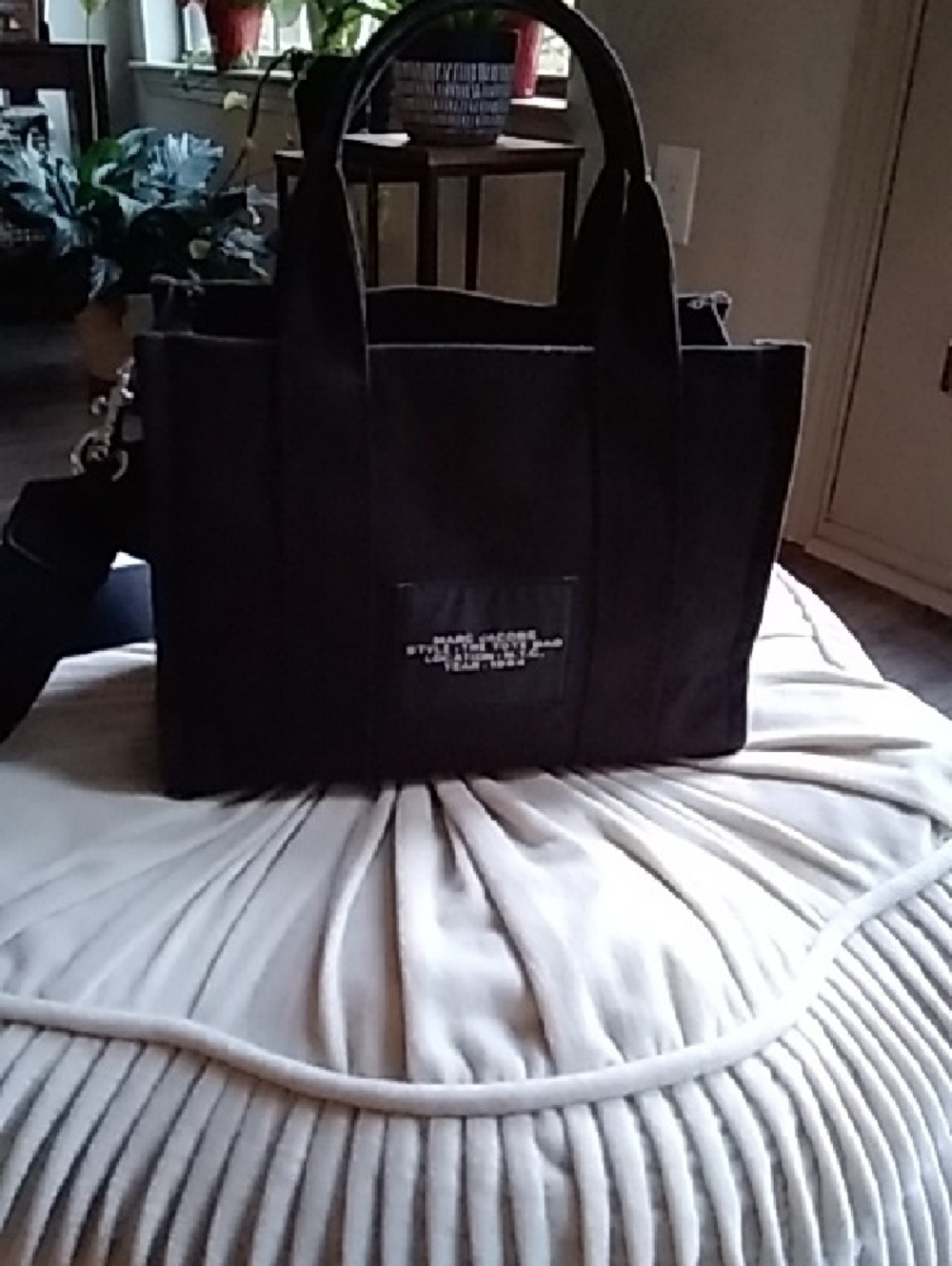 Marc Jacobs Black 'The Tote Bag' Messenger Tote with White Logo ๐ค๐ค - Picture 2 of 5